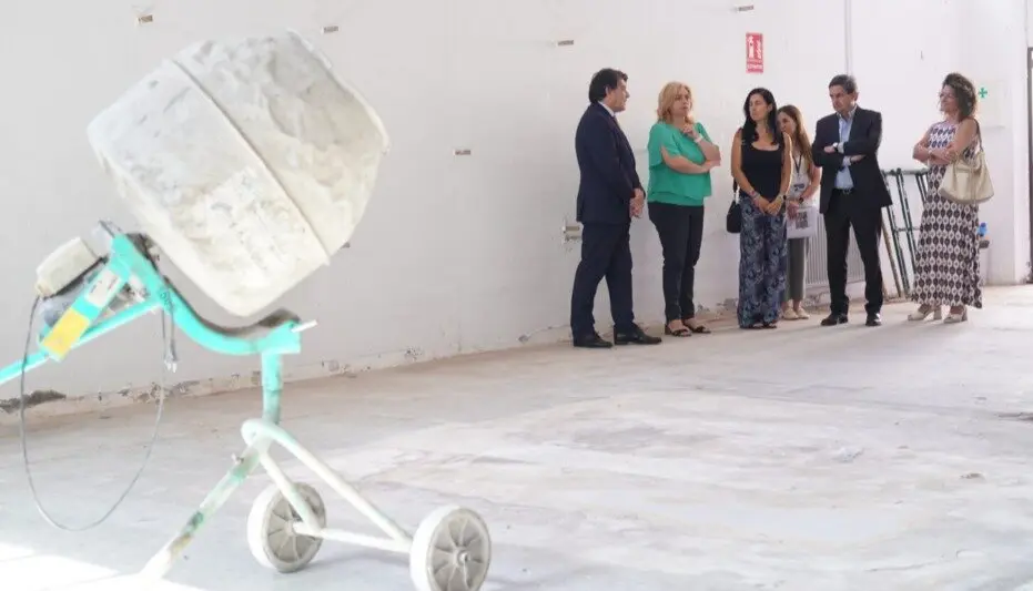 La vicealcaldesa de Madrid y alcaldesa en funciones, Inma Sanz, durante su visita a los trabajos del CEIPSO Esperanza - Foto Ayuntamiento de Madrid