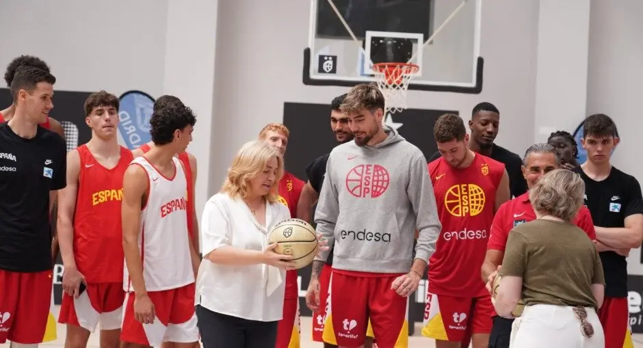 La vicealcaldesa de Madrid y alcaldesa en funciones, Inma Sanz, en su visita a uno de los entrenamientos de la Selección Española masculina de Baloncesto - Foto Ayuntamiento de Madrid