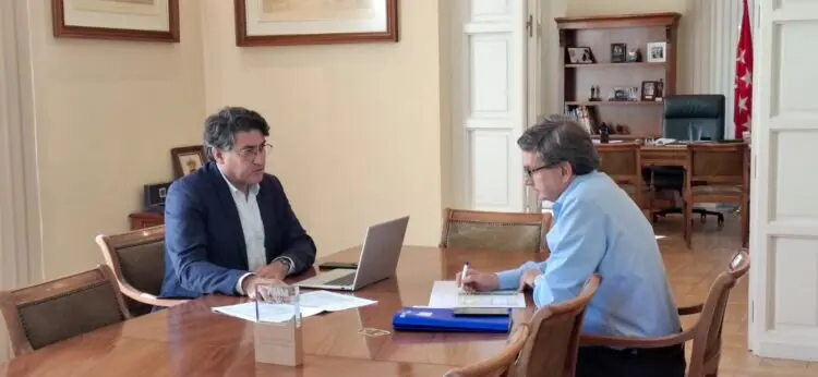 Reunión del concejal de Hortaleza, David Pérez, con el coordinador del distrito - Foto Ayuntamiento de Madrid