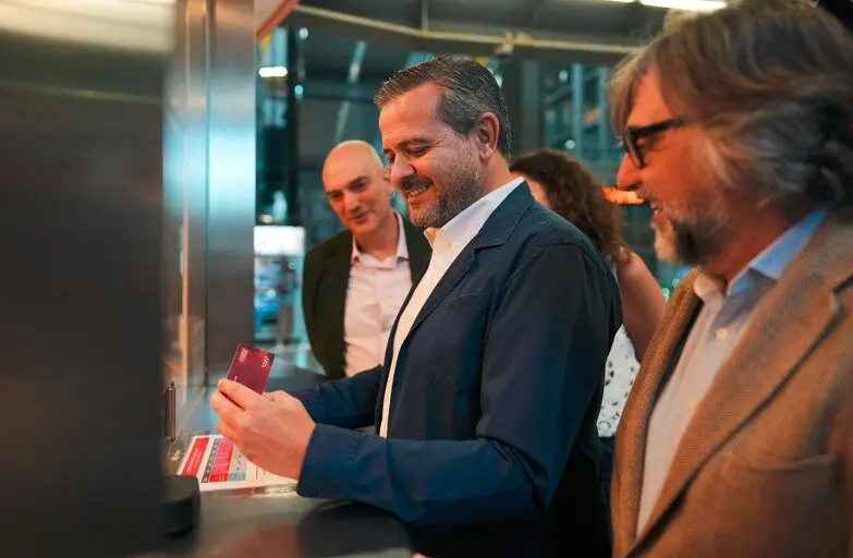 El consejero Rodrigo, en la oficina de atención al usuario  ubicada en la Terminal 4 del Aeropuerto Adolfo Suárez Madrid-Barajas - Foto Comunidad de Madrid