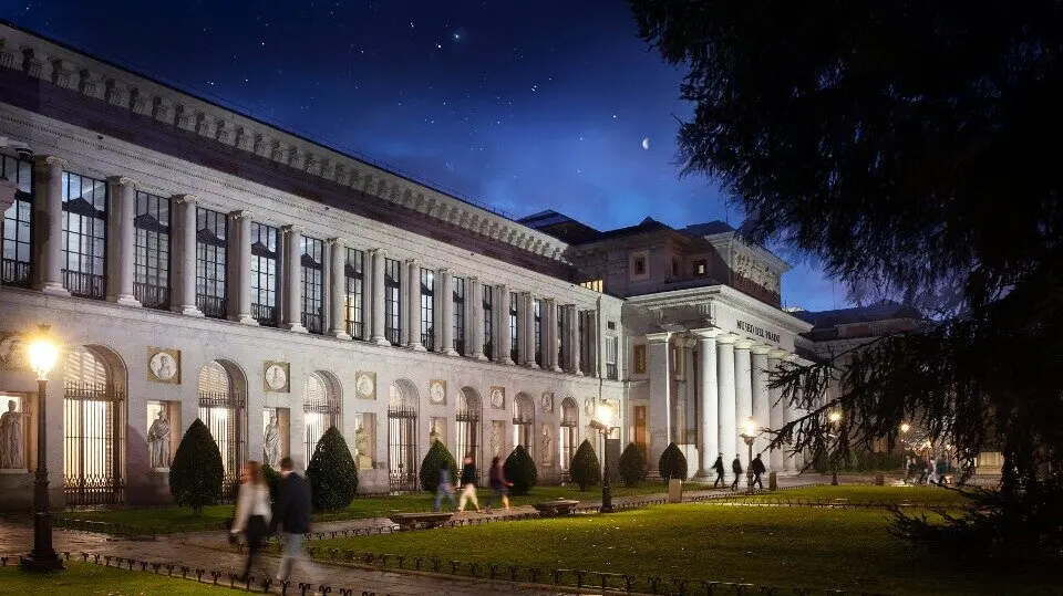 Fachada del Museo del Prado por la noche - Museo del Prado