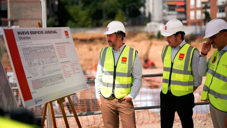 El consejero García Martín, durante su visita a las obras del que será el segundo complejo judicial más grande de la región - Foto Comunidad de Madrid