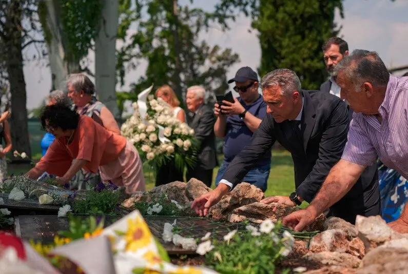 El consejero Novillo, en el homenaje a las víctimas del vuelo JK5022 de Spanair - Foto Comunidad de Madrid