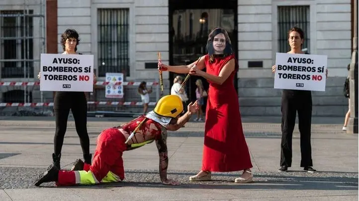 Activistas de organización animalista PETA protestan ensangrentados ante la Comunidad - PETA