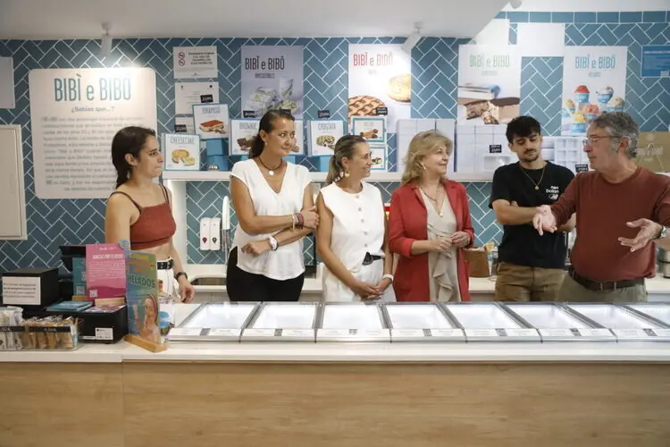 Hidalgo, en diversos momentos de su visita a la heladería Bibí e Bibó, acompañada de las concejalas de Chamartín, Yolanda Estrada y de Arganzuela, Lola Navarro