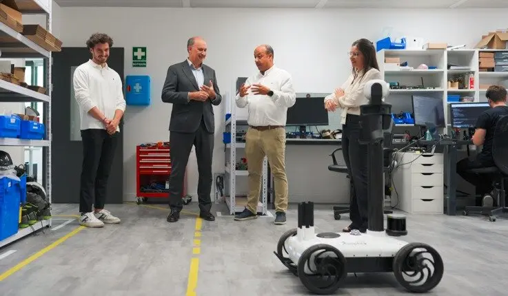 El consejero López-Valverde, durante su visita a Star Robotics - Foto Comunidad de Madrid