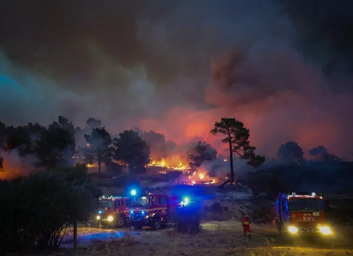Incendio en una zona de pinares y de pastos de Ávila | Foto de la UME