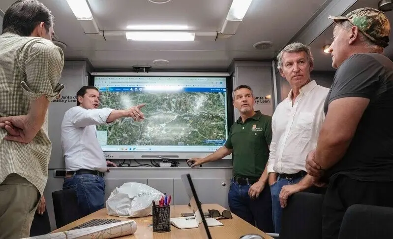 Alfonso Fernández Mañueco y Alberto Núñez Feijóo participan en el Puesto de Mando Avanzado de Palacios del Sil | Foto del PP