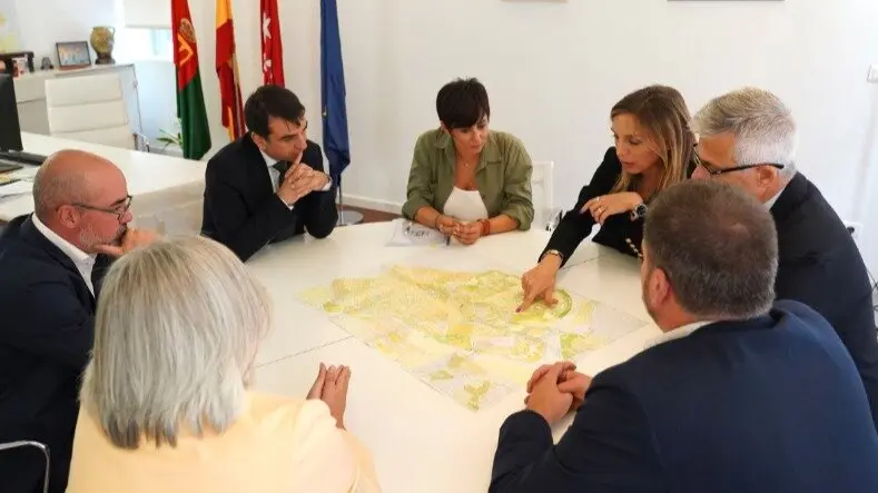 La ministra de Vivienda y Agenda Urbana, Isabel Rodríguez, y la alcaldesa del municipio, Candelaria Testa en la visita a Alcorcón - Foto Ayuntamiento de Alcorcón
