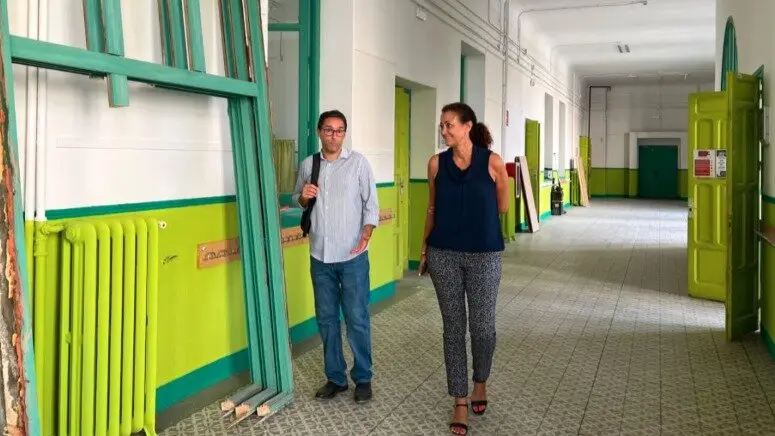 Lola Navarro visitando uno de los centros educativos - Foto Ayuntamiento de Madrid