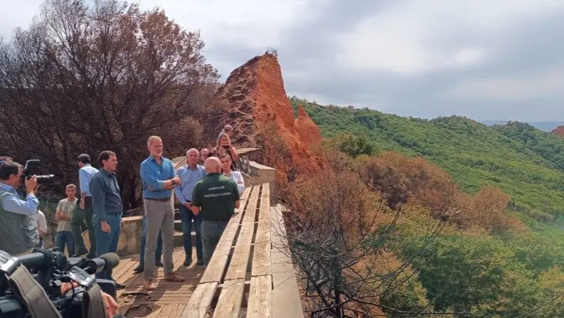 Los Reyes, junto al presidente de Castilla y León y la ministra de Igualdad en Las Médulas - Foto de Servimedia
