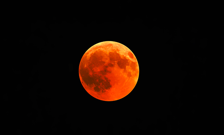 Luna de Sangre Madrid - wirestock