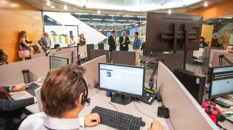 El consejero Rodrigo, en el Centro Interactivo de Atención  al Cliente (CIAC) en la estación de Alto del Arenal  - Foto Comunidad de Madrid