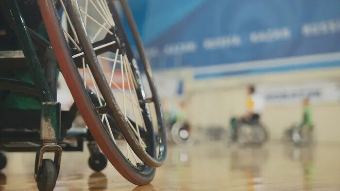 Partido de Baloncesto en silla de ruedas | Foto de 123rf @sorax