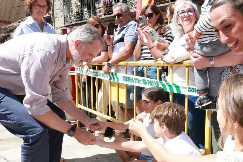 El Rey saluda a varios niños durante su visita a Extremadura | Foto de la Casa de S.M. el Rey