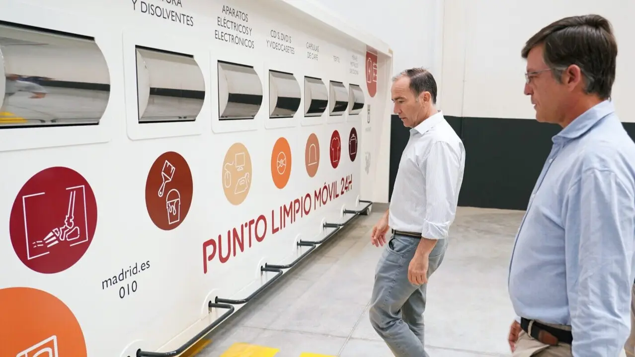 El delegado de Urbanismo, Medio Ambiente y Movilidad, Borja Carabante, acompañado del concejal delegado de Limpieza y zonas Verdes, José Antonio Martínez Páramo, durante su visita a un Centro de Reutilización de Residuos - Ayuntamiento de Madrid