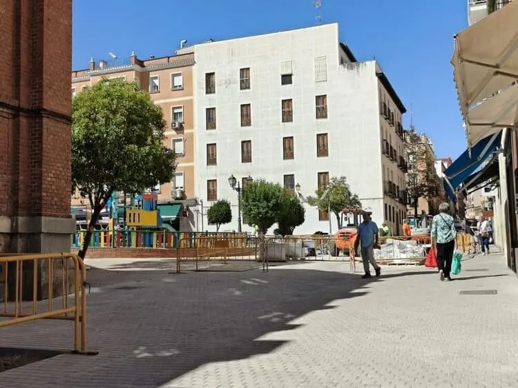 Visita a las obras de consolidación de la peatonalización del entorno del Mercado de Tirso de Molina