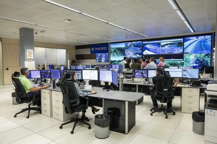 El delegado de Urbanismo, Medio Ambiente y Movilidad, Borja Carabante, durante la visita al Centro de Gestión de la Movilidad del Ayuntamiento de Madrid para supervisar la aplicación de la Inteligencia Artificial en la regulación de los semáforos
