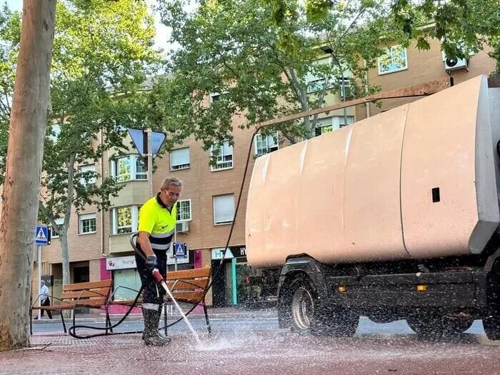 Alcalá de Henares intensifica las limpiezas en el Distrito IV