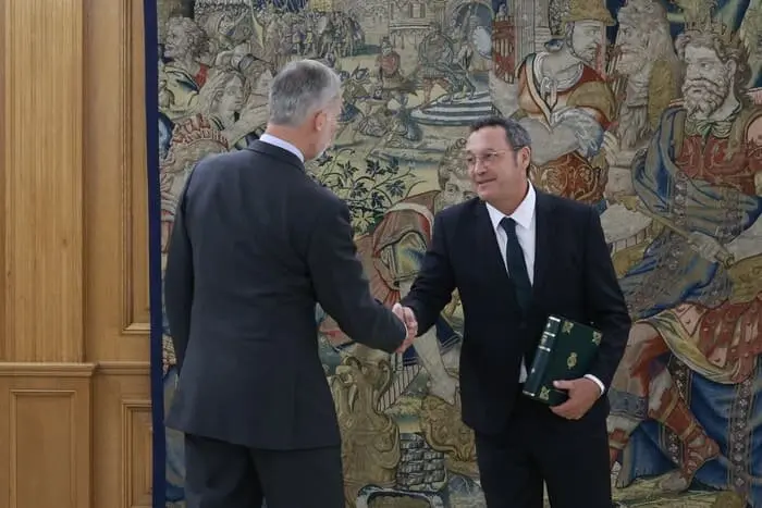 El fiscal general saluda al Rey en su despacho del miércoles en La Zarzuela | Foto de Casa Real
