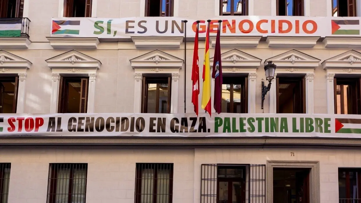 Más Madrid despliega la bandera de Palestina  