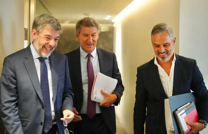 Alberto Núñez Feijóo habla con Alberto Nadal y Juan Bravo | Foto del PP
