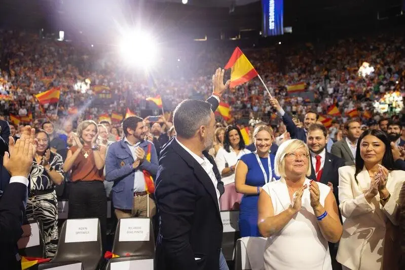 Santiago Abascal saludando al público del Europa Viva 25 | Foto de Vox