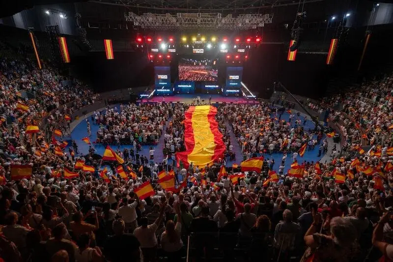 Una bandera de España ondea en el acto central de Vox en el Europa Viva 25 | Foto de Vox