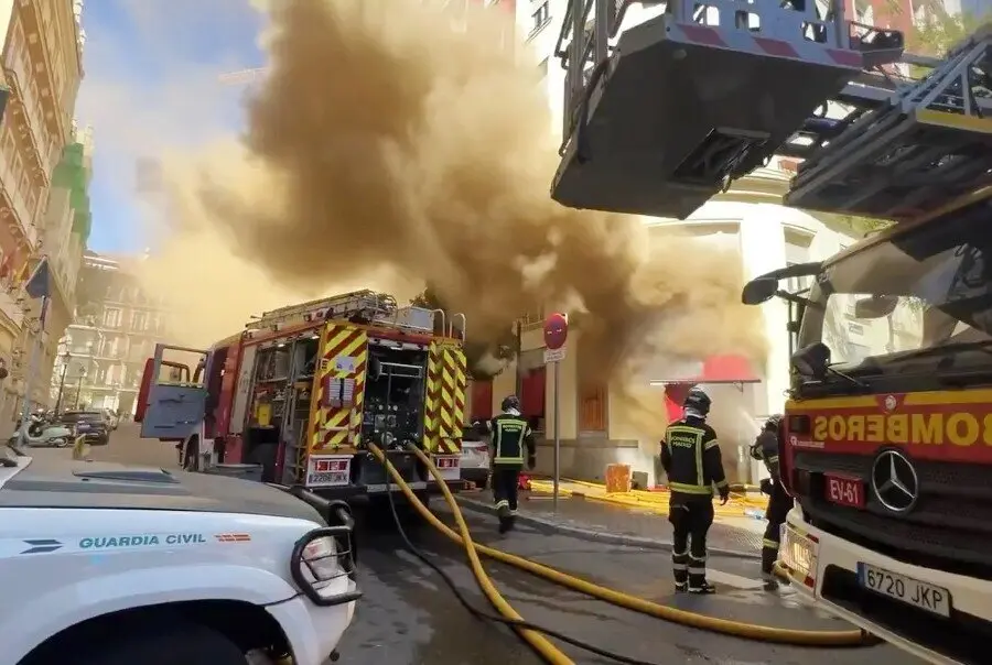 Actuación de los bomberos en el restaurante incendiado junto a Interior - Foto de Emergencias Madrid