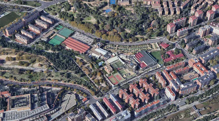 De izquierda a derecha: imagen de archivo fotografía aérea del estado actual e infografías del proyecto inicial y del nuevo proyecto de la zona de Ermita del Santo