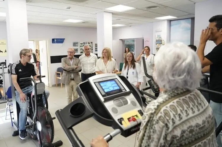 La vicealcaldesa, Inma Sanz, el delegado de Políticas Sociales, Familia e Igualdad, José Fernández, y el concejal de Carabanchel, Carlos Izquierdo, durante su visita al CMAIN Doctor Salgado Alba