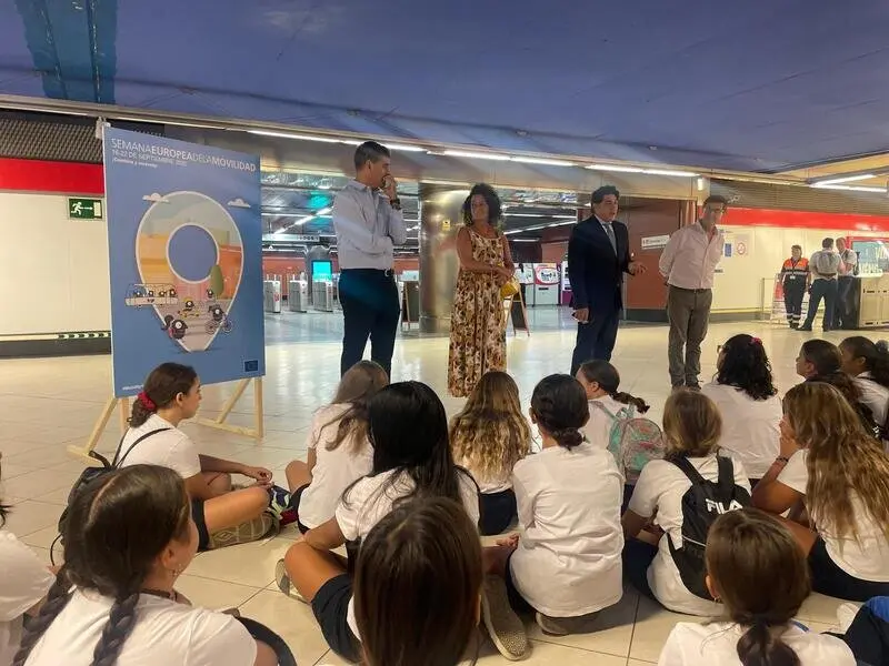 El concejal de Hortaleza, David Pérez, junto a varios estudiantes en la estación de Metro Ligero de Pinar de Chamartín
