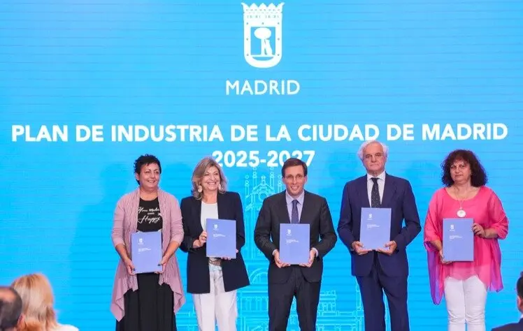 Almeida, en el acto de firma del acuerdo sobre el ‘Plan de Industria de Madrid 2025-2027’ - Foto Ayuntamiento de Madrid