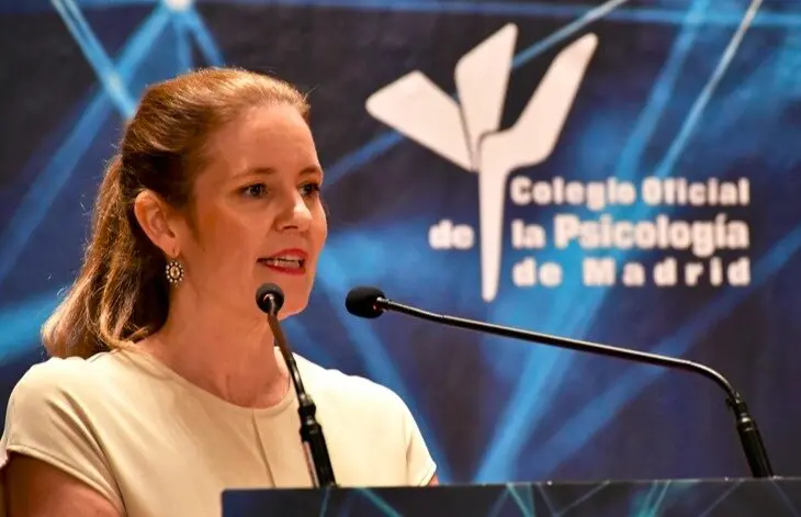 La consejera Dávila en un acto de un colegio de Psicología - Foto Comunidad de Madrid