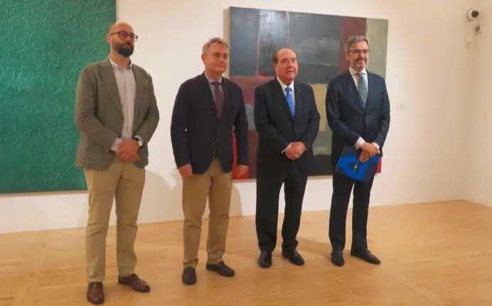 De izquierda a derecha, el responsable de la 
gestión artística de la Colección ABANCA y 
comisario de la exposición, Diego Gascón; el 
director general de Casa de América, León de la 
Torre Krais; el director general de RSS y 
Comunicación de ABANCA y presidente de 
Afundación, Miguel Ángel Escotet y Moisés 
Morera, director de Programación de Casa de 
América - Foto José Belló Aliaga