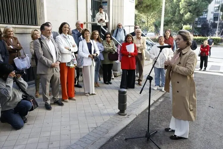 Acto de descubrimiento de la placa homenaje a María Moliner en su casa de Tetuán