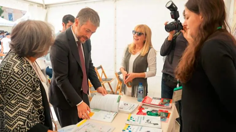 El consejero García Martín ha visitado el estand del Gobierno regional en la IX edición del Día de las Profesiones 2025 - Foto Comunidad de Madrid