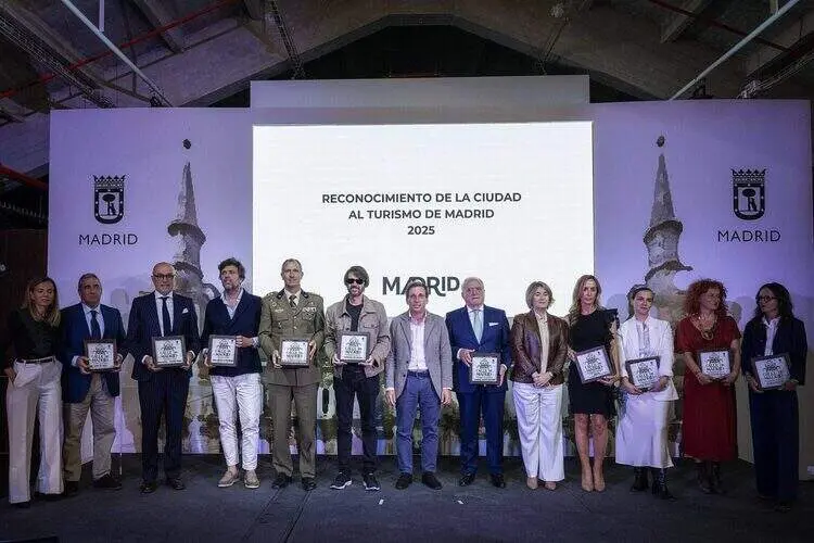 José Luis Martínez-Almeida, ha hecho entrega de  los Reconocimientos al turismo de Madrid 2025