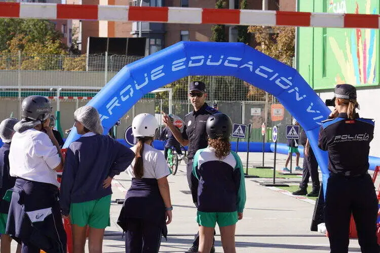 La vicealcaldesa, Inma Sanz, durante su visita al colegio Sagrados Corazones para asistir a una formación sobre educación vial de Policía Municipal