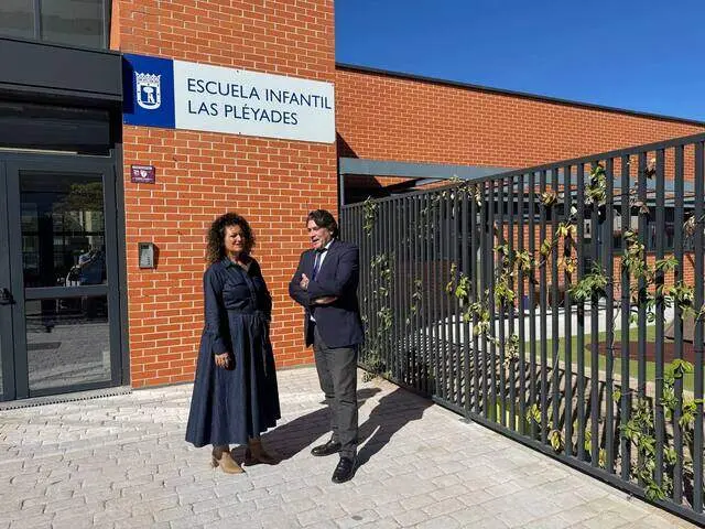 El concejal del distrito, David Pérez, ha visitado las obras que se están ejecutando en este centro educativo ubicado en el barrio de Valdebebas