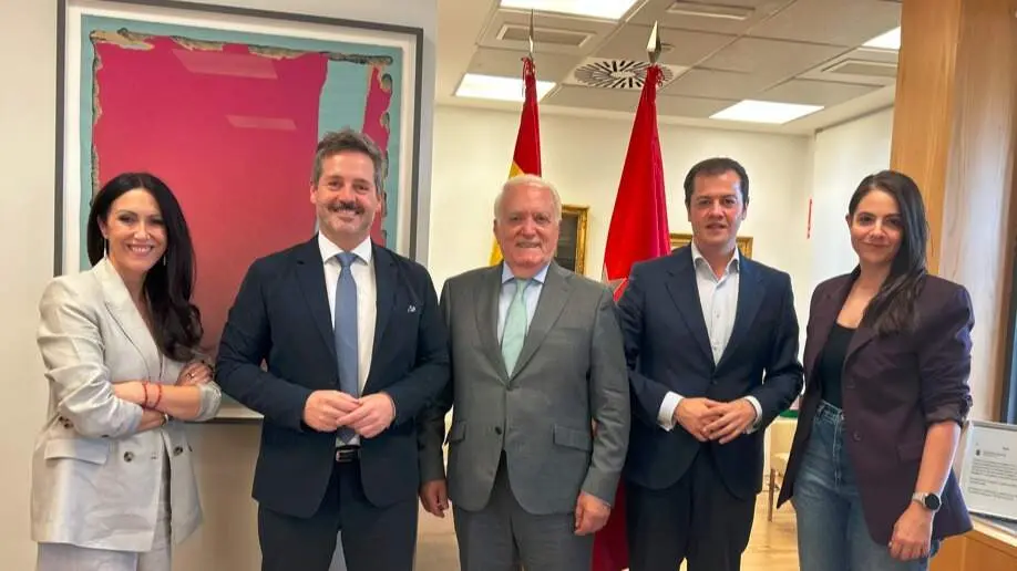El consejero De Paco Serrano, durante la firma del convenio de colaboración con la Asociación Empresarial Hotelera de Madrid (AEHM) - Foto Comunidad de Madrid