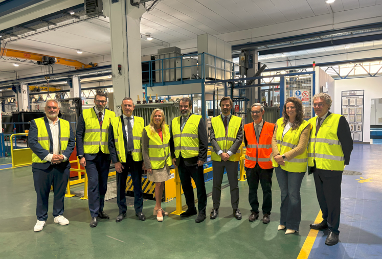 La consejera Albert, durante su visita a Loeches a la planta de soluciones eléctricas Ormazabal-Grupo Velatia - Foto Comunidad de Madrid