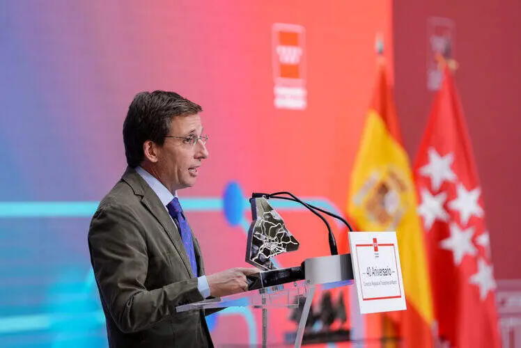 Almeida recoge el reconocimiento al Ayuntamiento por parte del CRTM en el acto celebrado este viernes en la Real Casa de Correos