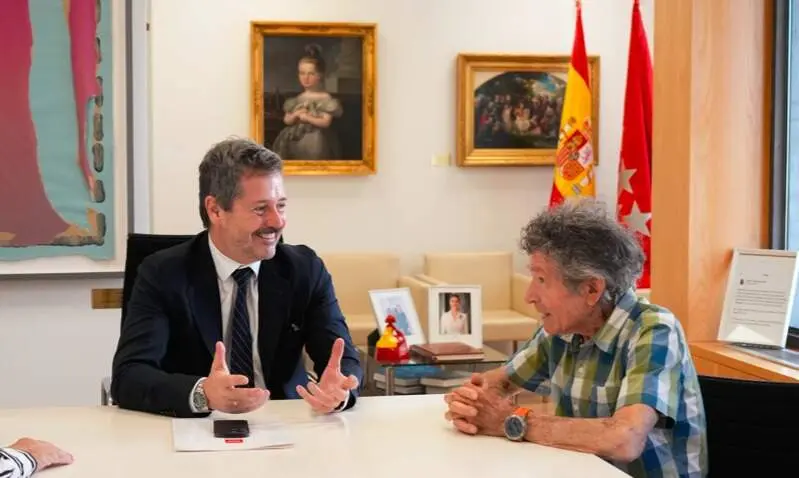 El consejero De Paco Serrano, junto al alpinista Carlos Soria - Foto Comunidad de Madrid