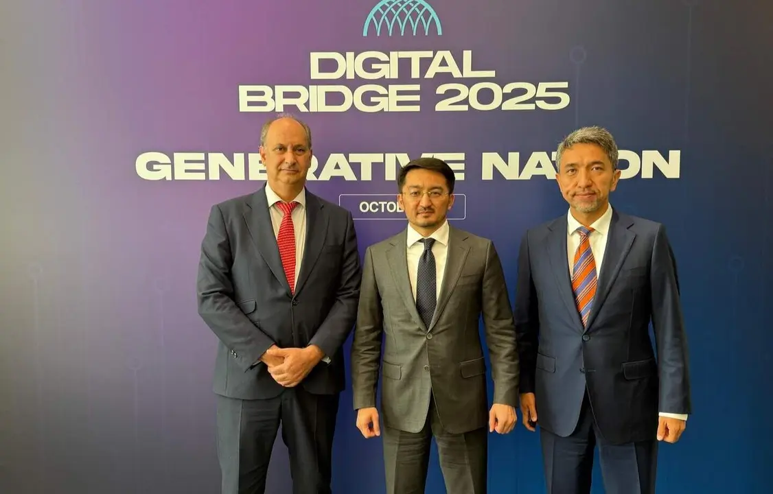 El consejero López-Valverde, hoy en Astaná, la capital del país  euroasiático, con el ministro de Inteligencia Artificial y Desarrollo Digital - Foto Comunidad de Madrid