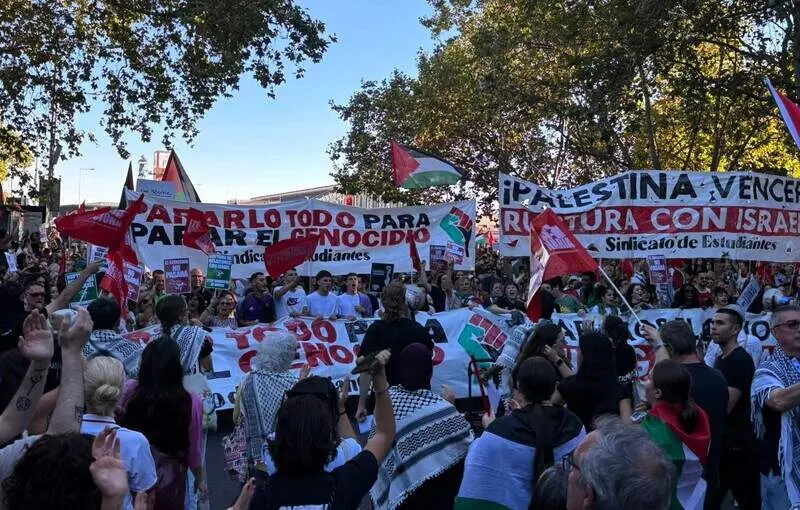 La cabecera de la manifestación, al pasar por la Gran Vía | Foto de Servimedia