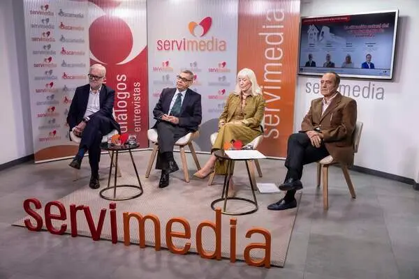 En la foto, el presidente de la Sección de Arrendamientos y Propiedad Horizontal del Colegio de Abogados de Madrid y director jurídico de la revista inmobiliaria 'Sepín', Alberto Torres; el presidente del Colegio de Agentes de la Propiedad Inmobiliaria de Madrid, Jaime Cabrero; y la secretaria letrada del Consejo arbitral del alquiler de la Comunidad de Madrid, Beatriz Moreno y el presidente de la Agencia Negociadora del Alquiler, José Ramón Zurdo| Foto de Jorge Villa