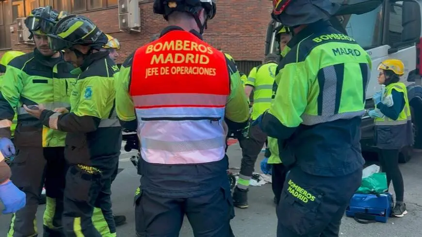Bomberos y personal de Samur Protección Civil en la escena del atropello - Foto Emergencias Madrid