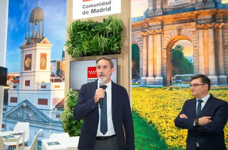 El viceconsejero de Vivienda, Transportes e Infraestructuras, en el estand del Ejecutivo regional de Expo Real 2025 - Foto Comunidad de Madrid