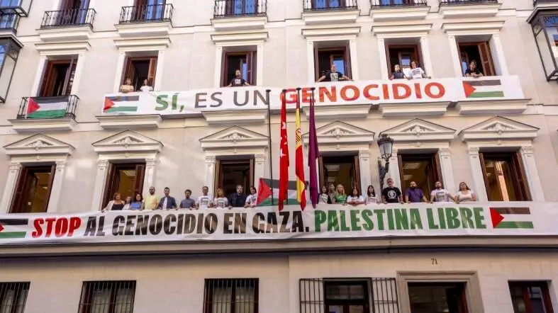Pancartas a favor de Palestina en el edificio de grupos - Foto Más Madrid